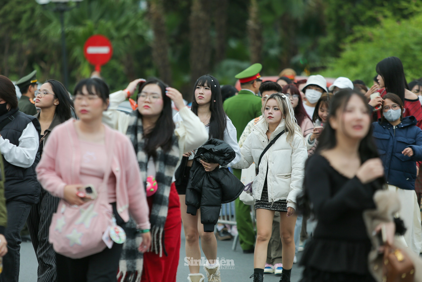 Không khí sôi động trước giờ diễn, các bạn trẻ diện những bộ 'outfit' ấn tượng.