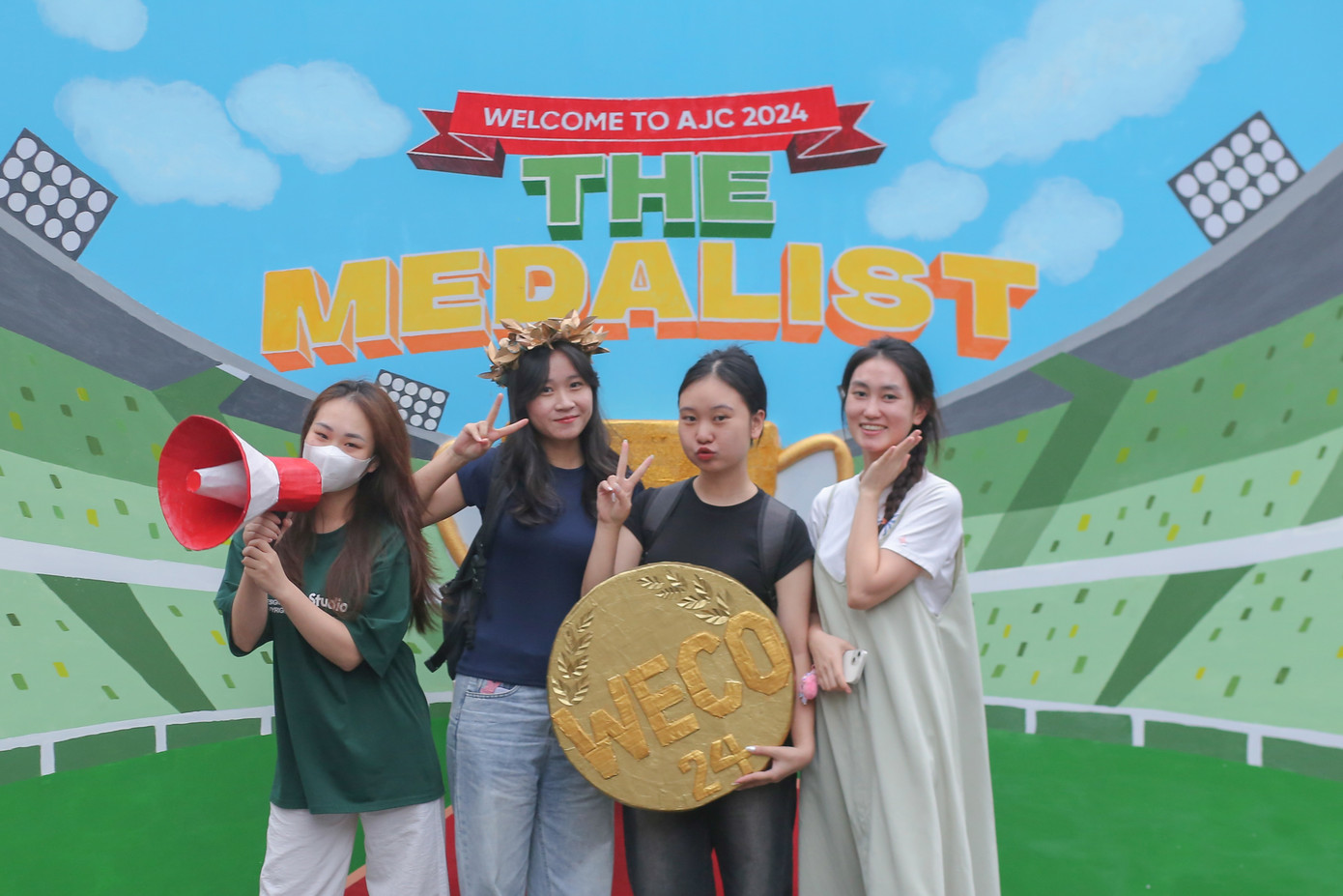 Các tân sinh viên “đua nhau” hóa thân thành “vận động viên”, “pose” dáng chiếm trọn spotlight.