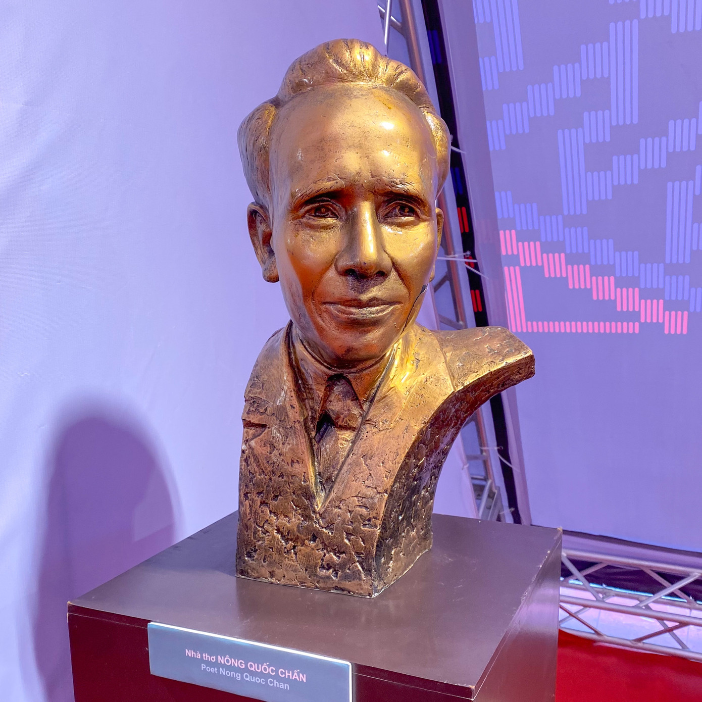 Tượng của nhà thơ Nông Quốc Chấn (dân tộc Tày).