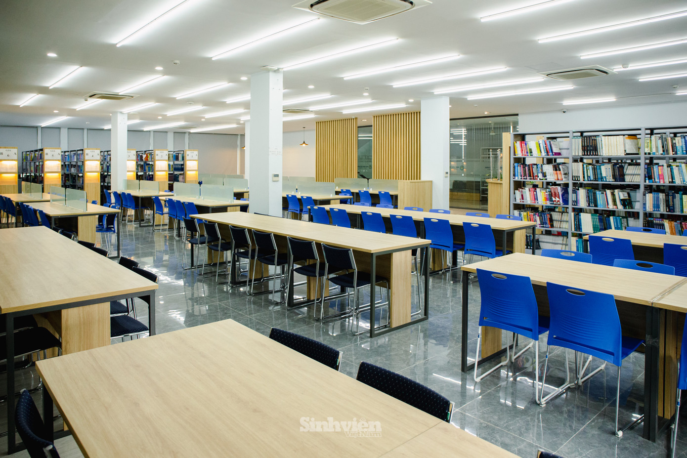 Hệ thống thư viện hiện đại của AOF gồm các phòng đọc chung, phòng đọc nhóm, phòng đọc ngoại ngữ. Hệ thống thư viện hiện đại của AOF gồm các phòng đọc chung, phòng đọc nhóm, phòng đọc ngoại ngữ.