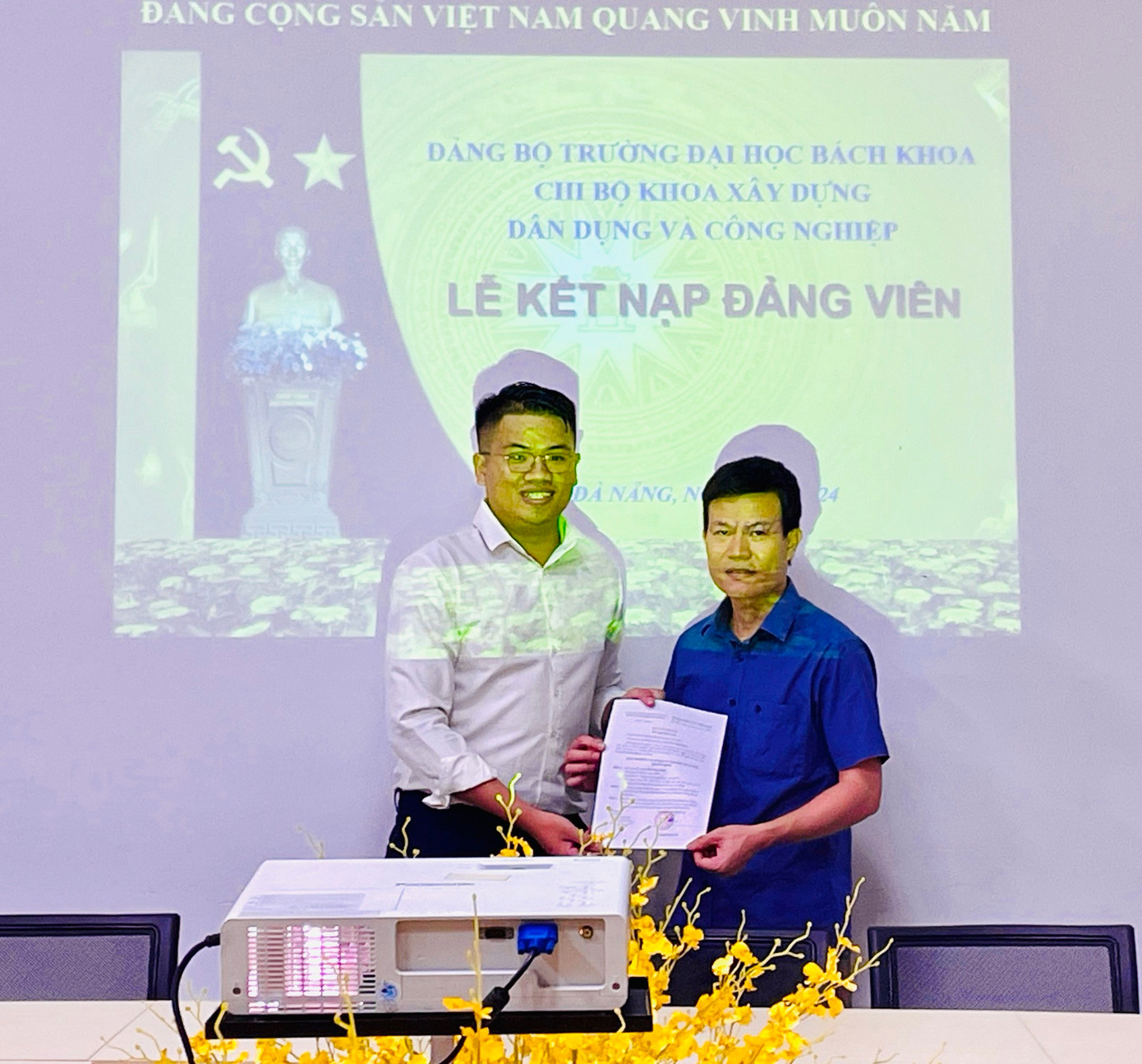 Xuân Mạnh vinh dự kết nạp vào hàng ngũ Đảng Cộng sản Việt Nam. Xuân Mạnh vinh dự kết nạp vào hàng ngũ Đảng Cộng sản Việt Nam.