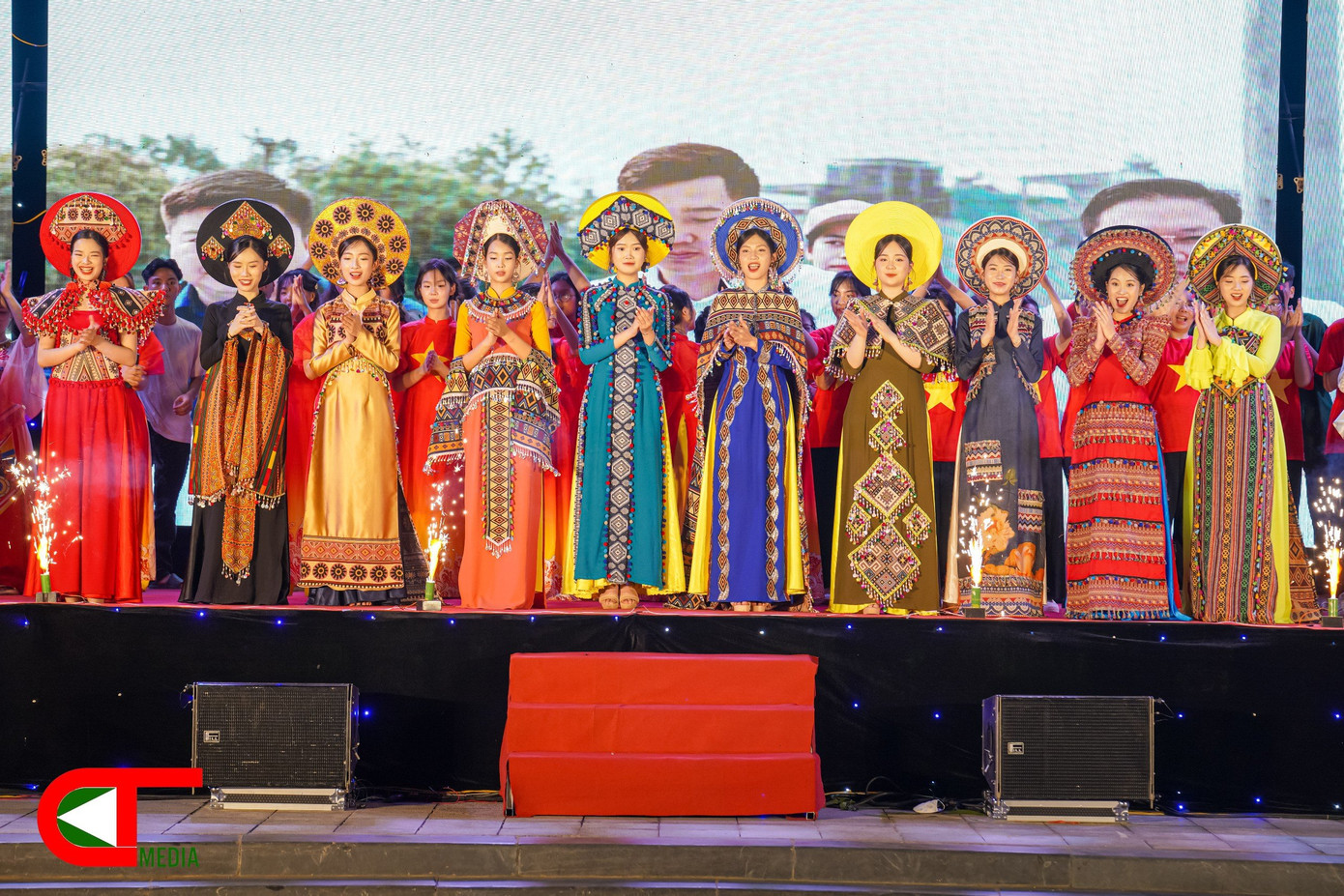 Minh Ánh tham gia trình diễn trang phục dân tộc tại chương trình giao lưu văn hóa Kỷ niệm 70 năm ngày Giải phóng thị xã và 20 năm ngày thành lập thành phố Thái Bình. Minh Ánh tham gia trình diễn trang phục dân tộc tại chương trình giao lưu văn hóa Kỷ niệm 70 năm ngày Giải phóng thị xã và 20 năm ngày thành lập thành phố Thái Bình.