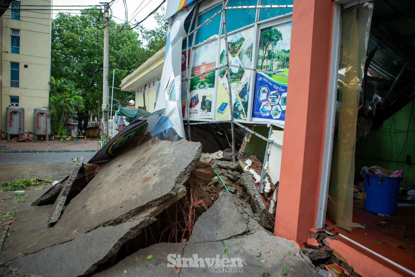 Cây bứng gốc, phá hủy kết cấu công trình, một số tài sản bên trong hư hại.