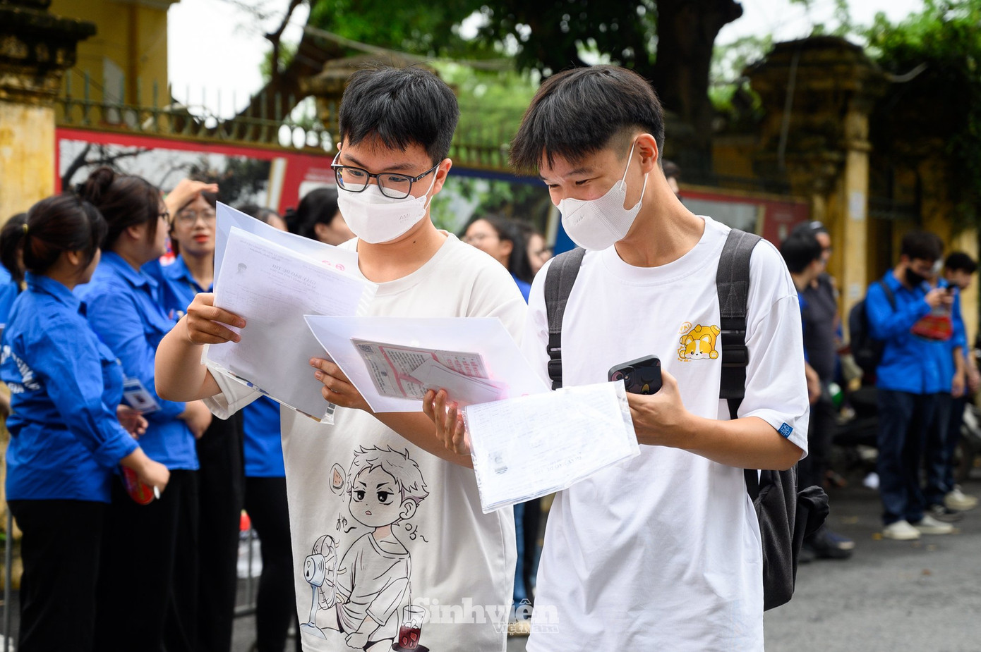 Các thí sinh có mặt đúng giờ, tâm trạng thoải mái trước ngày thi. (Ghi nhận tại điểm thi Trường THPT Chu Văn An)