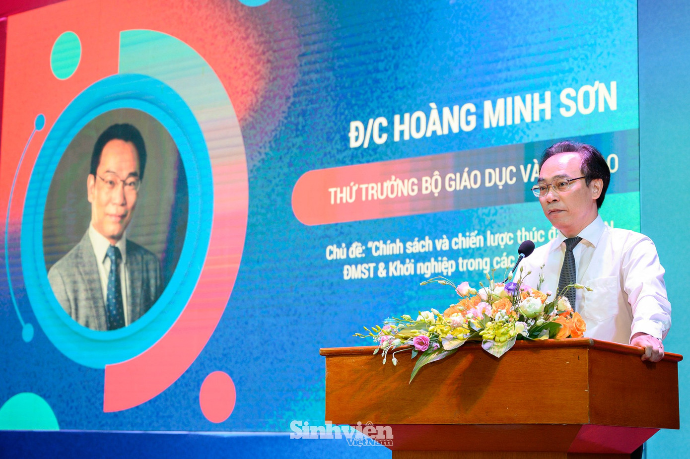 Ông Hoàng Minh Sơn – Thứ trưởng Bộ Giáo dục và Đào tạo: “Đột phá không phải sự phát triển mang tính tuyến tính mà là sự phát triển có tính chất bước nhảy.” Ông Hoàng Minh Sơn – Thứ trưởng Bộ Giáo dục và Đào tạo: “Đột phá không phải sự phát triển mang tính tuyến tính mà là sự phát triển có tính chất bước nhảy.”