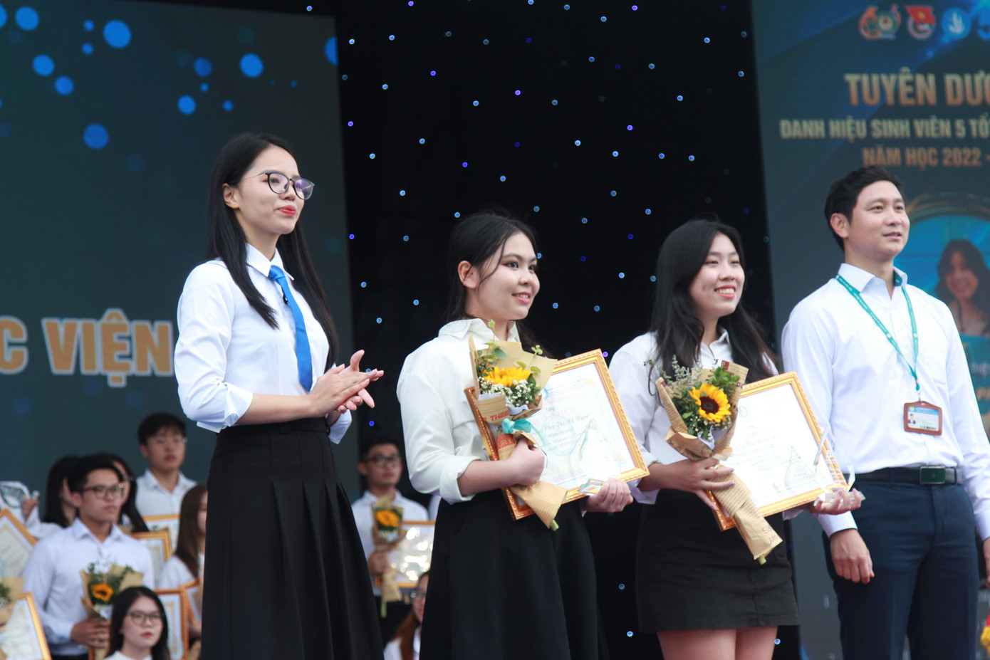 Mỹ Uyên nhận danh hiệu "Sinh viên 5 tốt" cấp Học viện sau nỗ lực kiên trì lập kế hoạch hợp lý giữa việc học và làm.