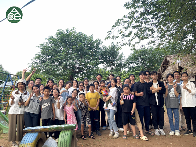 Nguyễn Khắc Huy cùng tổ chức Tết Trung Thu cho các em nhỏ tại Xóm Phao. Nguyễn Khắc Huy cùng tổ chức Tết Trung Thu cho các em nhỏ tại Xóm Phao.