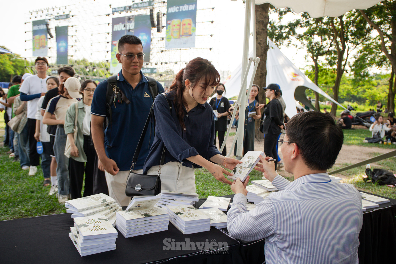 Tác giả, nhà báo Nguyễn Tuấn Anh có một buổi ký tặng sách "vất vả" khi Trường học và Trường đời bản in 2024 được giới thiệu tới hàng ngàn sinh viên tại lễ hội.