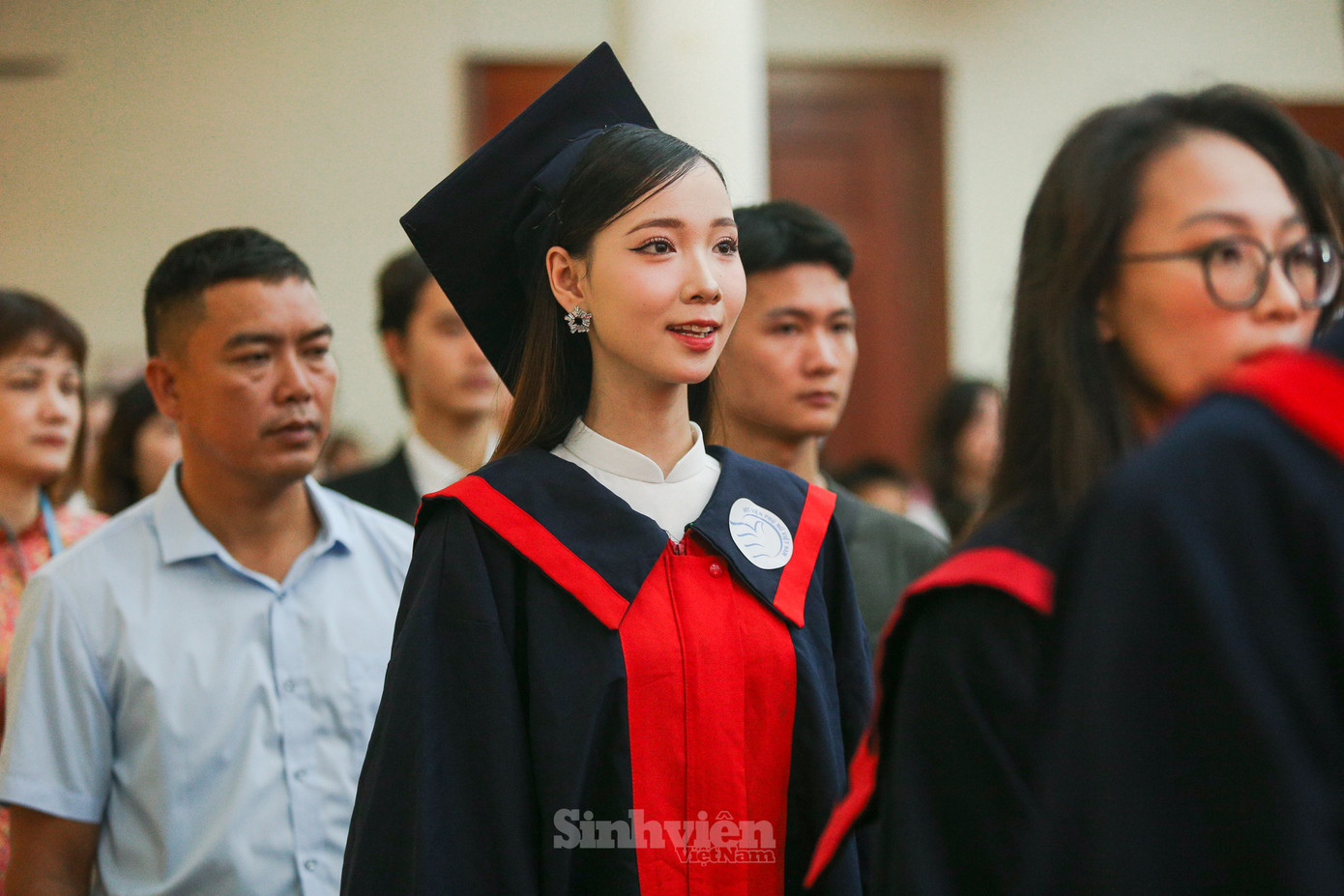 Các tân cử nhân rạng rỡ trong ngày tốt nghiệp.