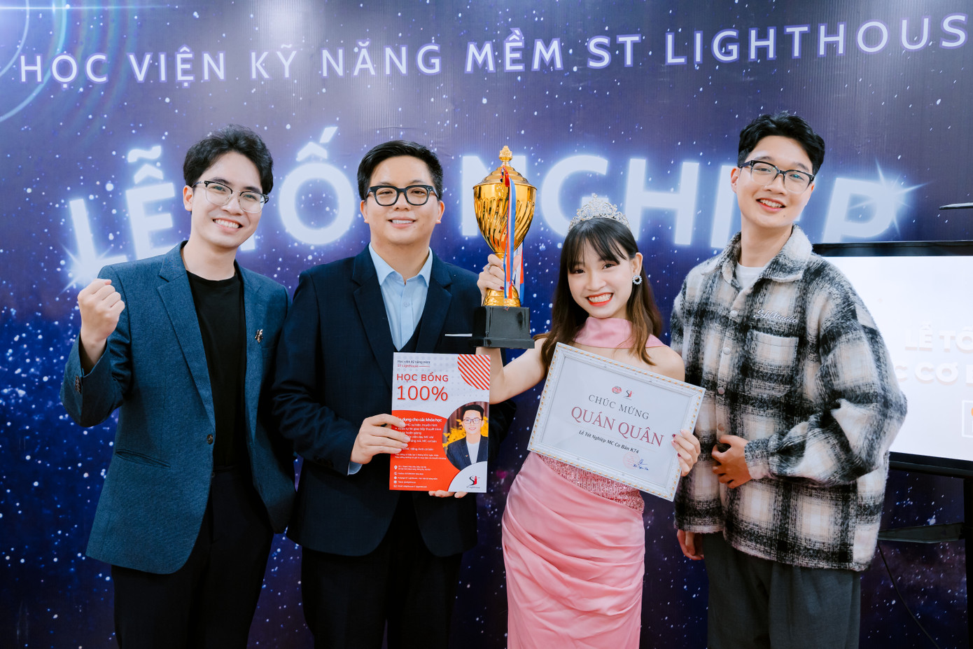 Bích Ngọc cùng thầy giáo dạy MC và những người hướng dẫn (Mentor).