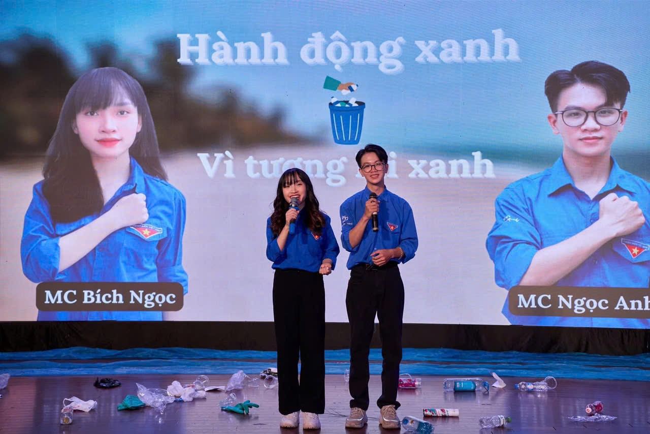 Bích Ngọc cùng người bạn dẫn của mình (Ngọc Anh) trong chung kết cuộc thi HI MC.