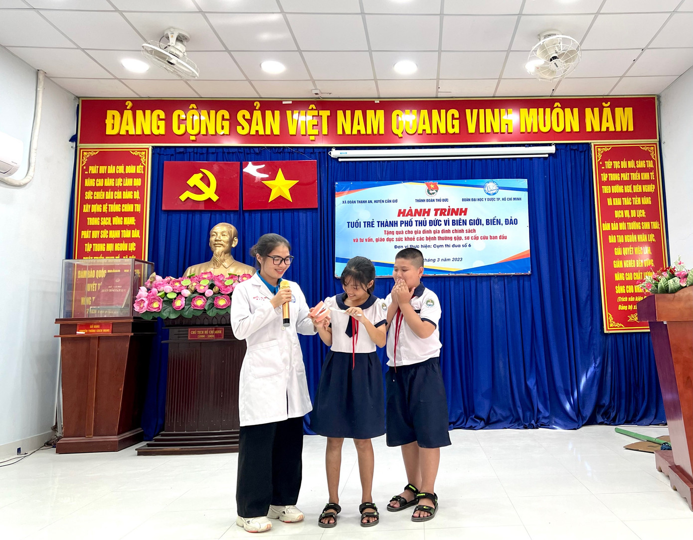 Thực hiện ước mơ khoác lên mình chiếc áo Blouse trắng.