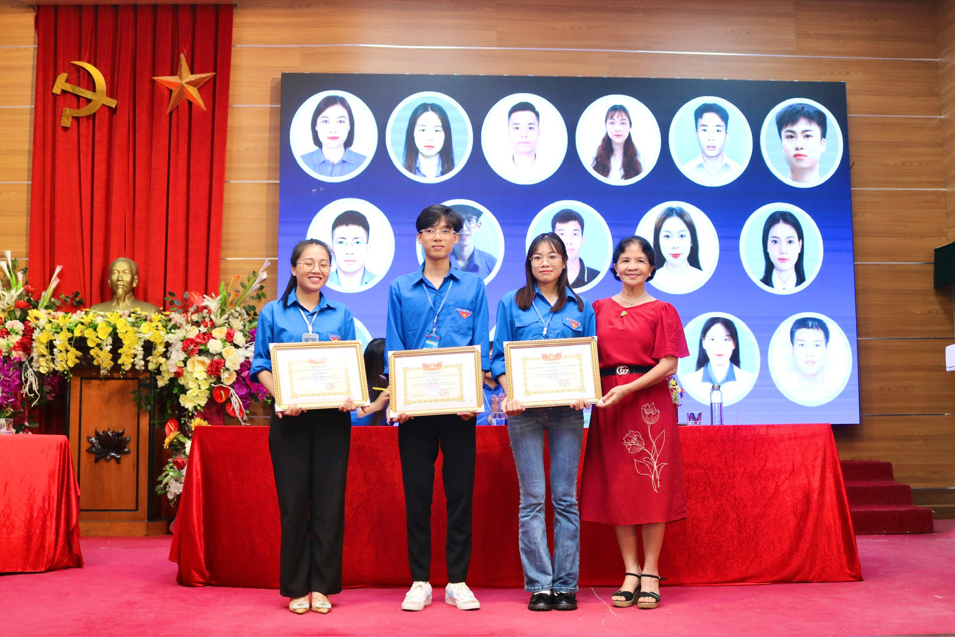 TS. Nguyễn Thị Hoa Lý - Phó Hiệu trưởng nhà trường khen thưởng cho các tập thể có thành tích trong nhiệm kỳ 2022 - 2024. TS. Nguyễn Thị Hoa Lý - Phó Hiệu trưởng nhà trường khen thưởng cho các tập thể có thành tích trong nhiệm kỳ 2022 - 2024.