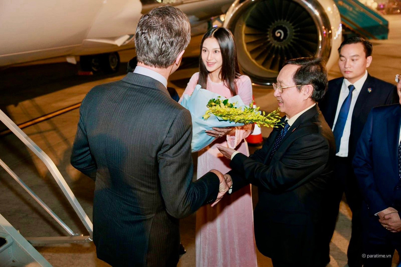 Hiểu Minh trong lễ đón Thủ tướng Hà Lan tại sân bay Quốc tế Nội Bài.