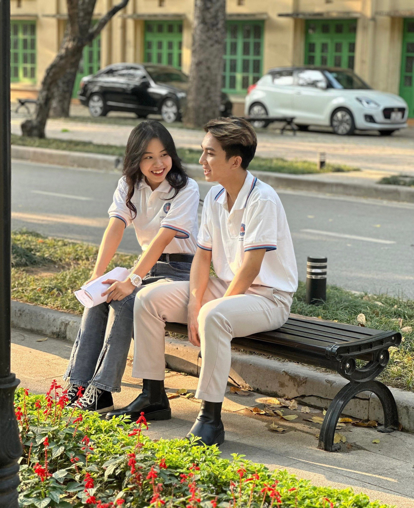 Các bạn sinh viên thường tụ tập dưới những tán cây xanh mát để học bài, trò chuyện hoặc đơn giản chỉ là tận hưởng không gian yên bình của trường.