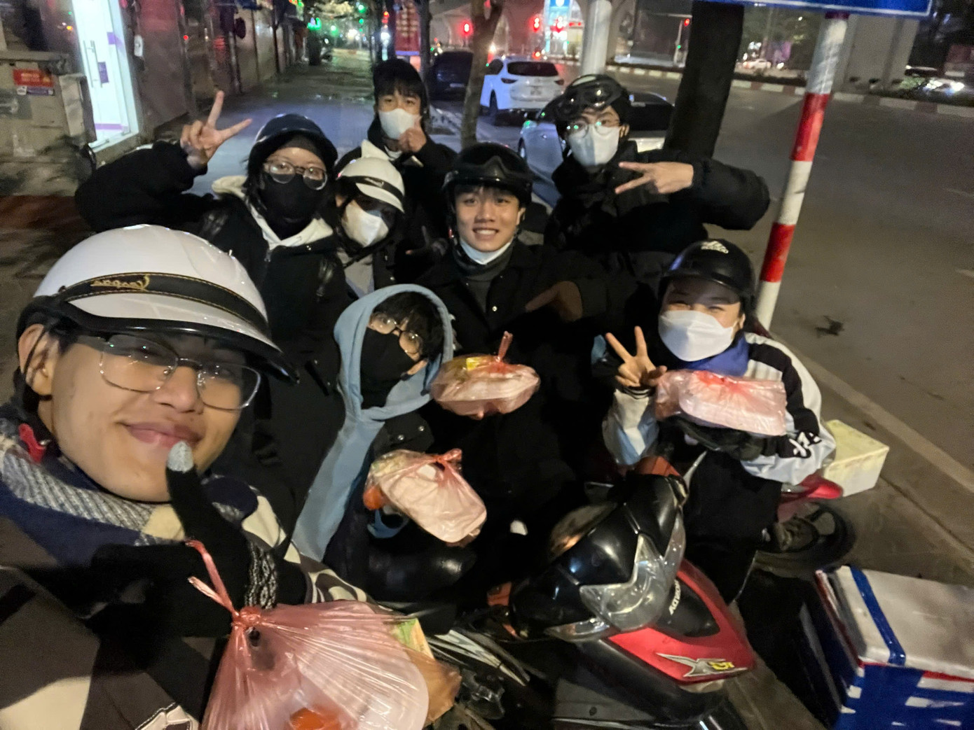 Thành Công và sinh viên lớp BC13A phát cơm từ thiện cho người có hoàn cảnh khó khăn.