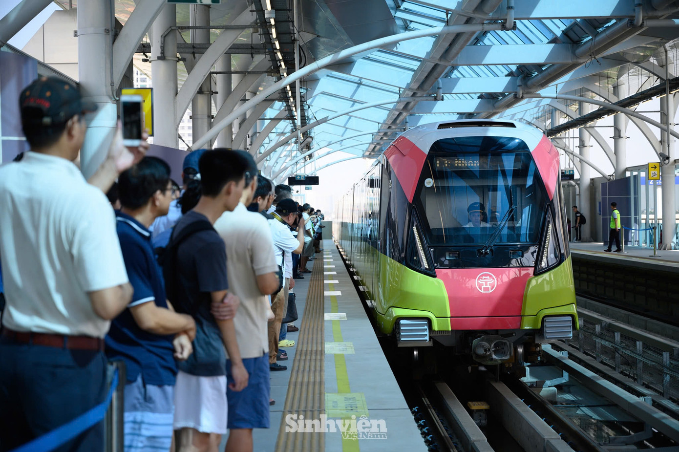 Hàng trăm người chờ đợi lên chuyến tàu đầu tiên tại ga Nhổn.