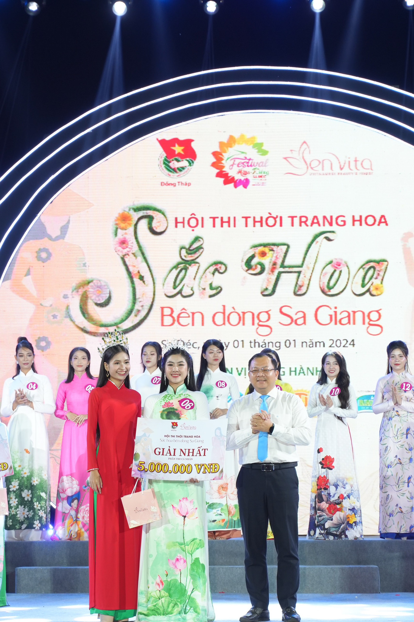 Triệu Vy tiếp tục ghi danh tại cuộc thi sắc đẹp khi đạt Giải Nhất Hoa khôi và Giải Ứng xử tại Cuộc thi Sắc Hoa Bên Dòng Sa Giang trong lễ hội Festival Hoa Kiểng Sa Đéc Lần I năm 2023.