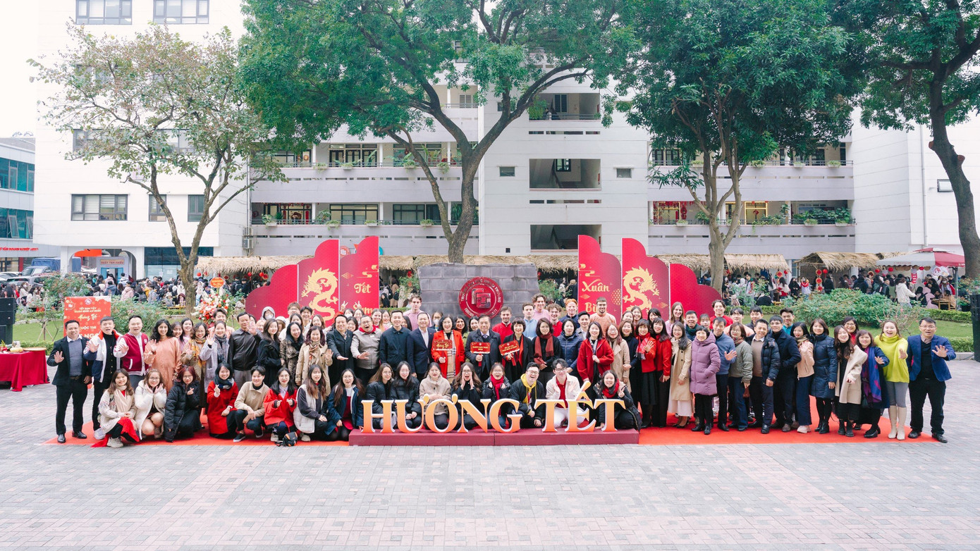 Đại diện các cán bộ, giảng viên, sinh viên và sinh viên quốc tế Trường Đại học Ngoại thương chụp ảnh tại Lễ khai mạc chương trình "Tết sum vầy, Xuân bình an".