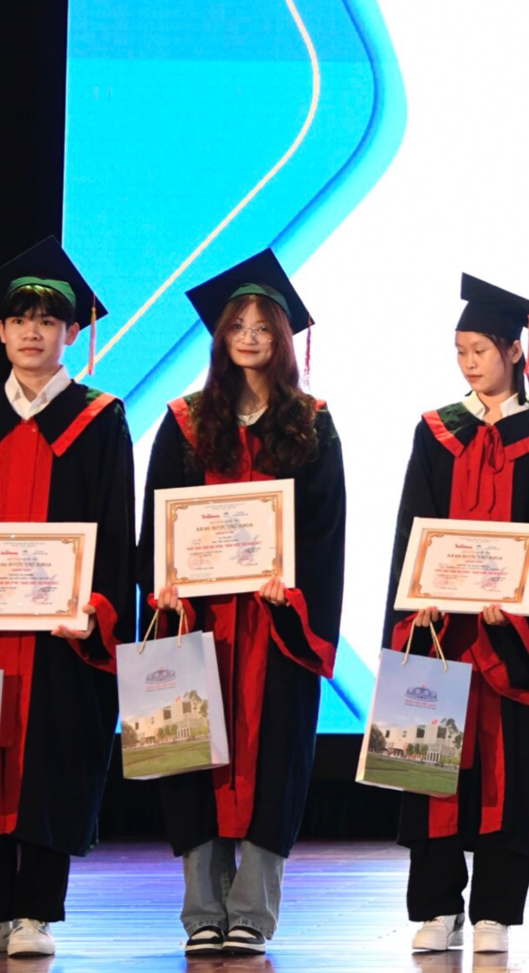 Đinh Thị Hoa - Thủ khoa trường Ngoại ngữ - Du lịch, Đại học Công nghiệp Hà Nội.