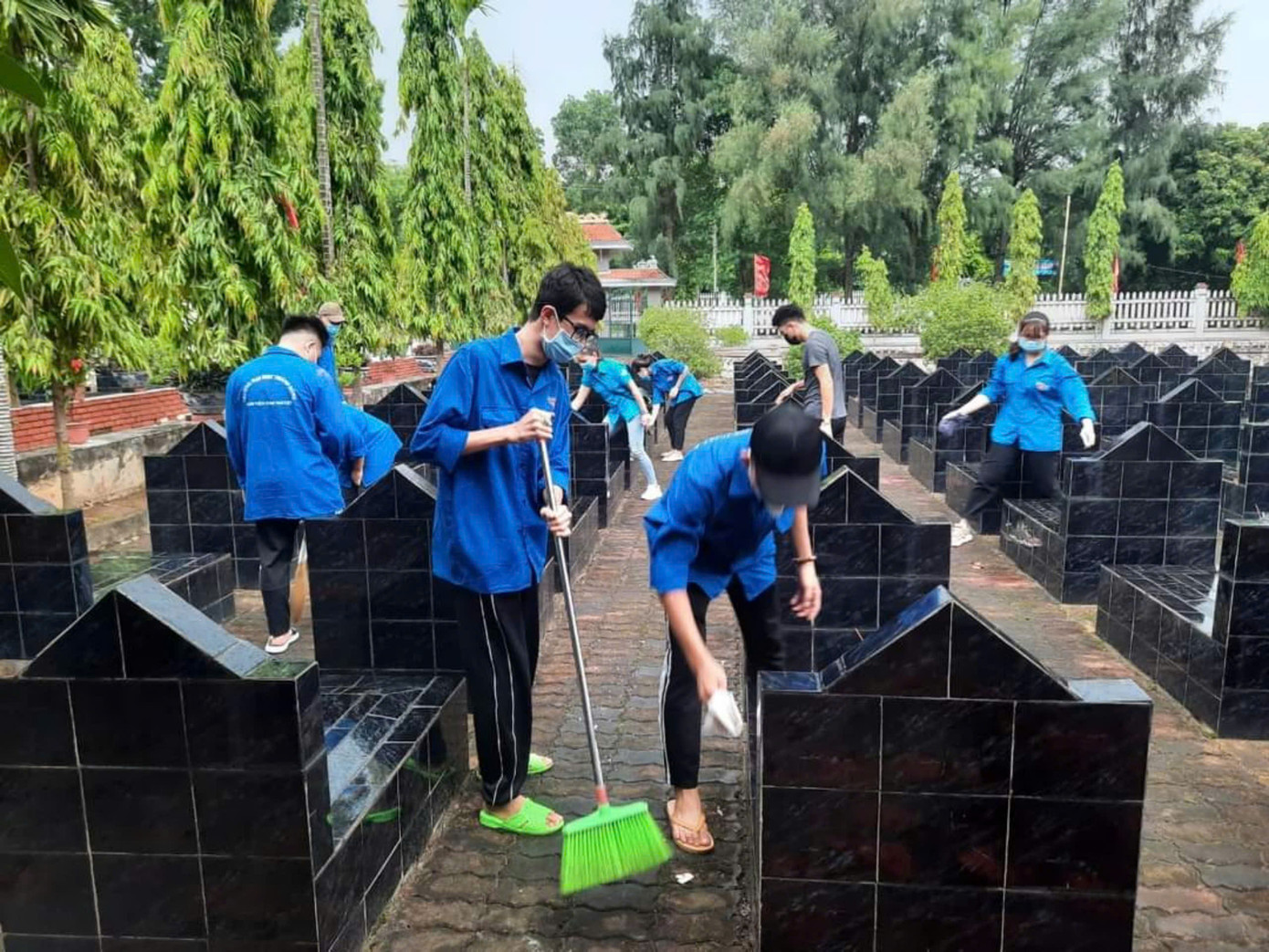 Văn Đức tham gia quét dọn nghĩa trang phường Tứ Minh, TP. Hải Dương. Văn Đức tham gia quét dọn nghĩa trang phường Tứ Minh, TP. Hải Dương.