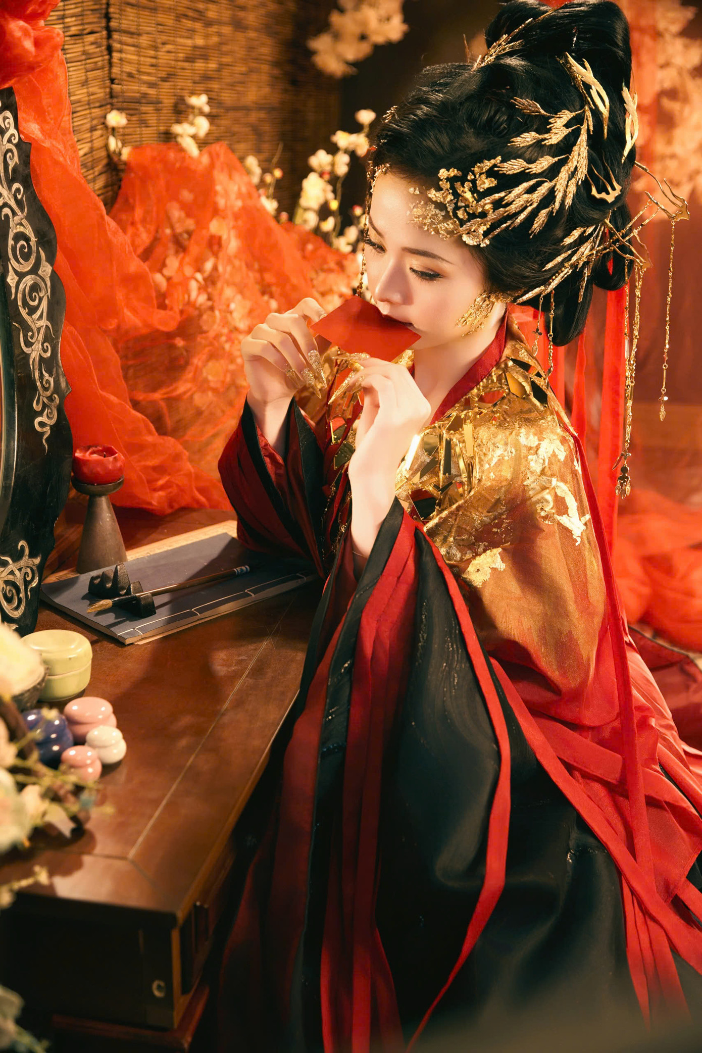 Bộ ảnh mang sắc đỏ nổi bật, gửi gắm thông điệp về một năm mới rực rỡ, đầy may mắn và thành công.