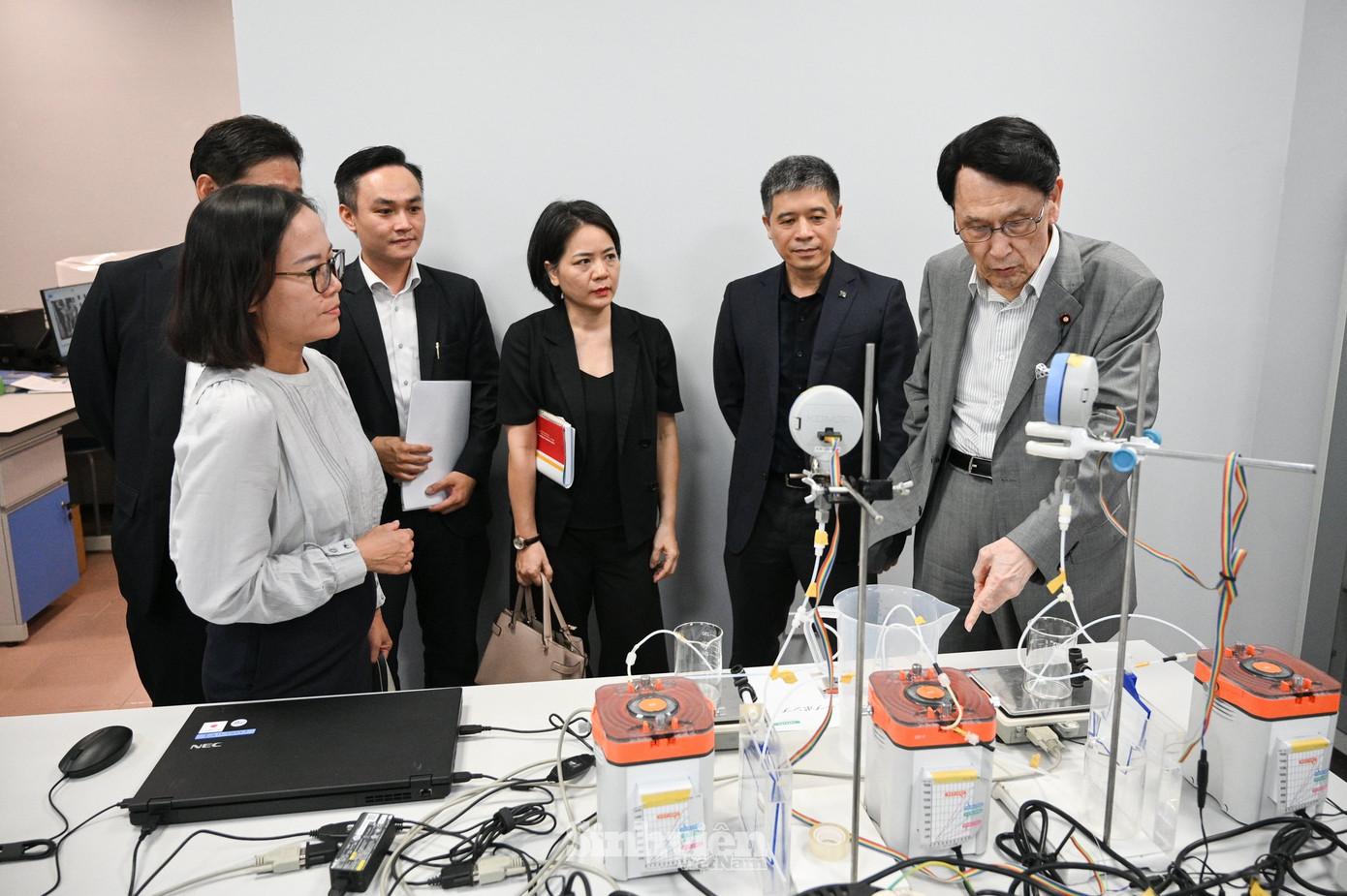 Ông Tokai Kisaburo - Chủ tịch Ban nghiên cứu chính sách, Nghị sĩ Hạ viện Nhật Bản và PGS. TS Hoàng Tùng - Hiệu trưởng Trường Đại học Xây dựng Hà Nội (từ phải qua) cùng đoàn công tác tham quan phòng thí nghiệm thuộc Dự án SATREPS. Ông Tokai Kisaburo - Chủ tịch Ban nghiên cứu chính sách, Nghị sĩ Hạ viện Nhật Bản và PGS. TS Hoàng Tùng - Hiệu trưởng Trường Đại học Xây dựng Hà Nội (từ phải qua) cùng đoàn công tác tham quan phòng thí nghiệm thuộc Dự án SATREPS.