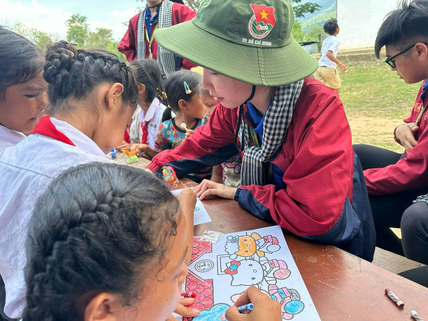 Vẽ tranh cùng các em học sinh tại huyện Samakhixay, tỉnh Attapeu. Vẽ tranh cùng các em học sinh tại huyện Samakhixay, tỉnh Attapeu.