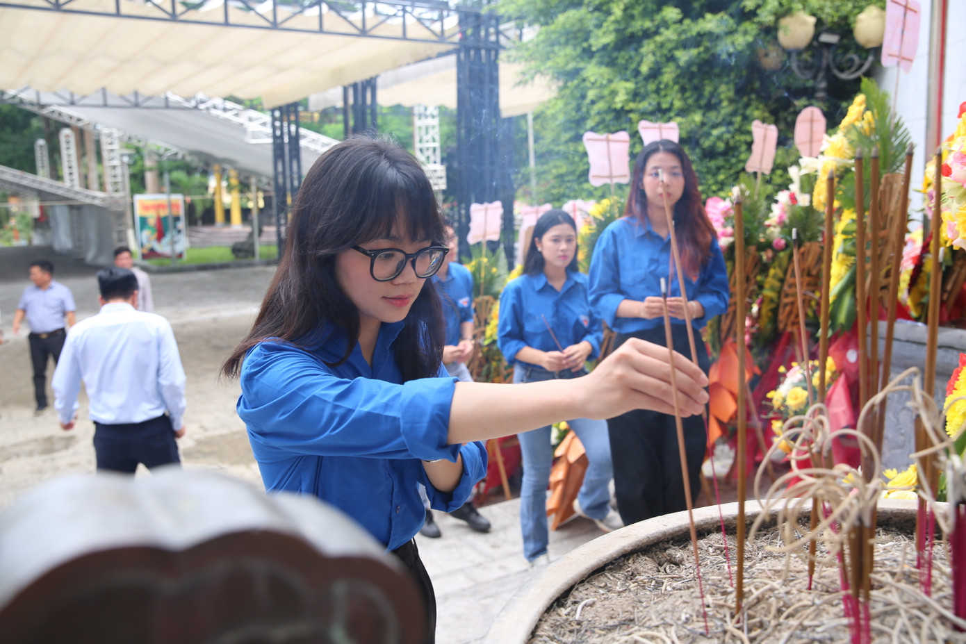 Hương Giang đã thành kính dâng hương tại Nghĩa trang Liệt sĩ Quốc tế Việt - Lào (tỉnh Nghệ An) để bày tỏ lòng biết ơn sâu sắc đối với các anh hùng liệt sĩ. Hương Giang đã thành kính dâng hương tại Nghĩa trang Liệt sĩ Quốc tế Việt - Lào (tỉnh Nghệ An) để bày tỏ lòng biết ơn sâu sắc đối với các anh hùng liệt sĩ.