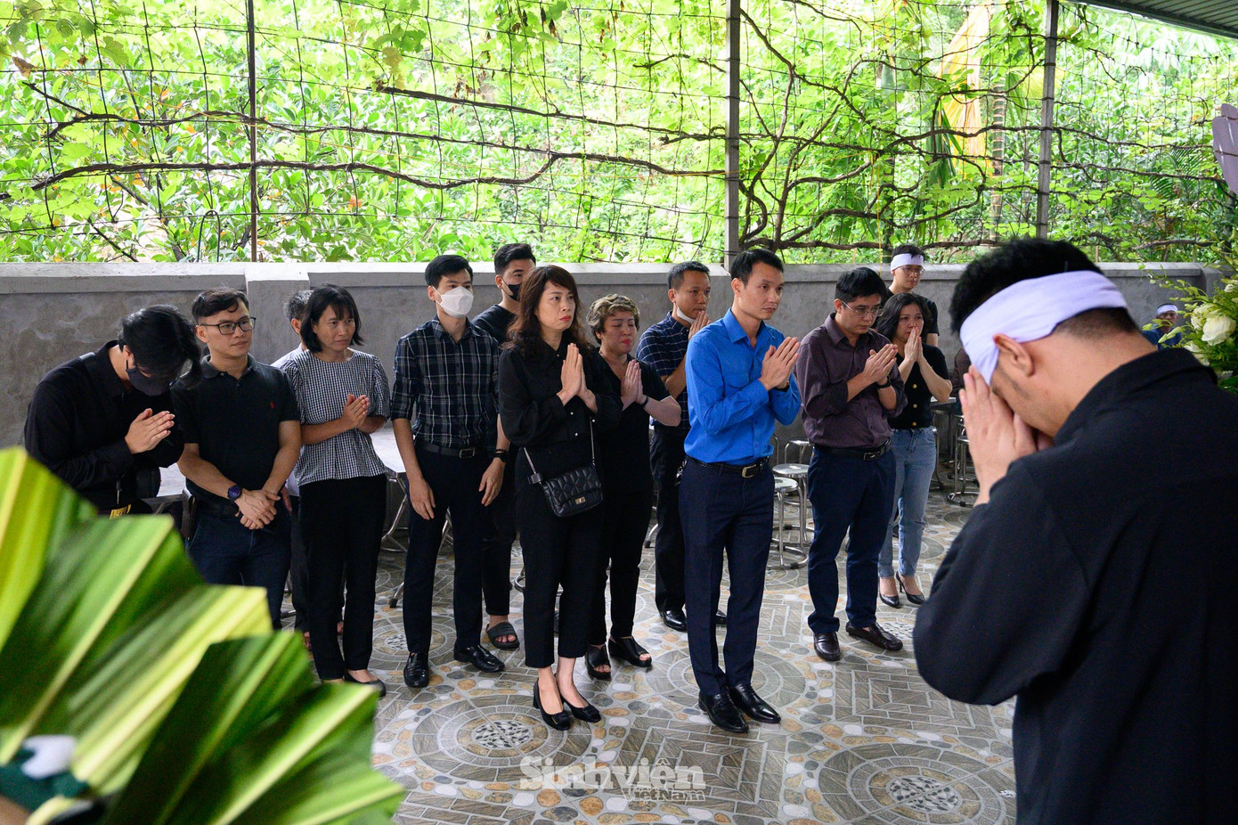 Tập thể cán bộ, giảng viên Trường Đại học Phương Đông đến viếng thăm, tiễn đưa sinh viên Nguyễn Xuân Khải.