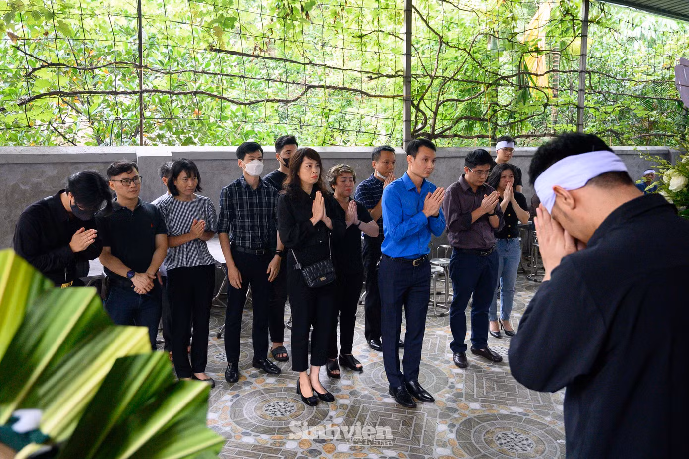 Tập thể cán bộ, giảng viên Trường Đại học Phương Đông đến viếng thăm, tiễn đưa sinh viên Nguyễn Xuân Khải.