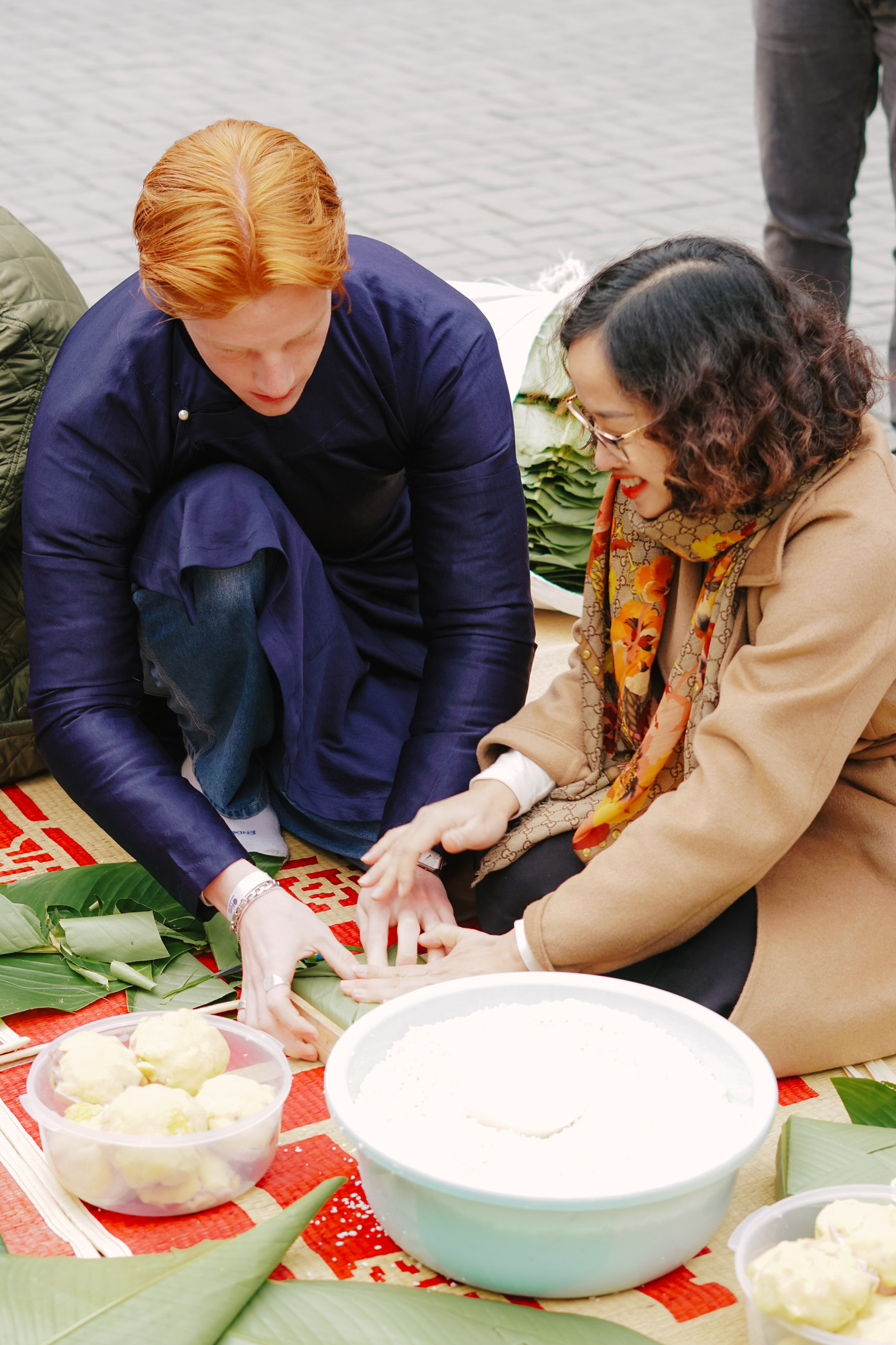 Sinh viên quốc tế cùng cán bộ giảng viên tham gia gói bánh chưng.