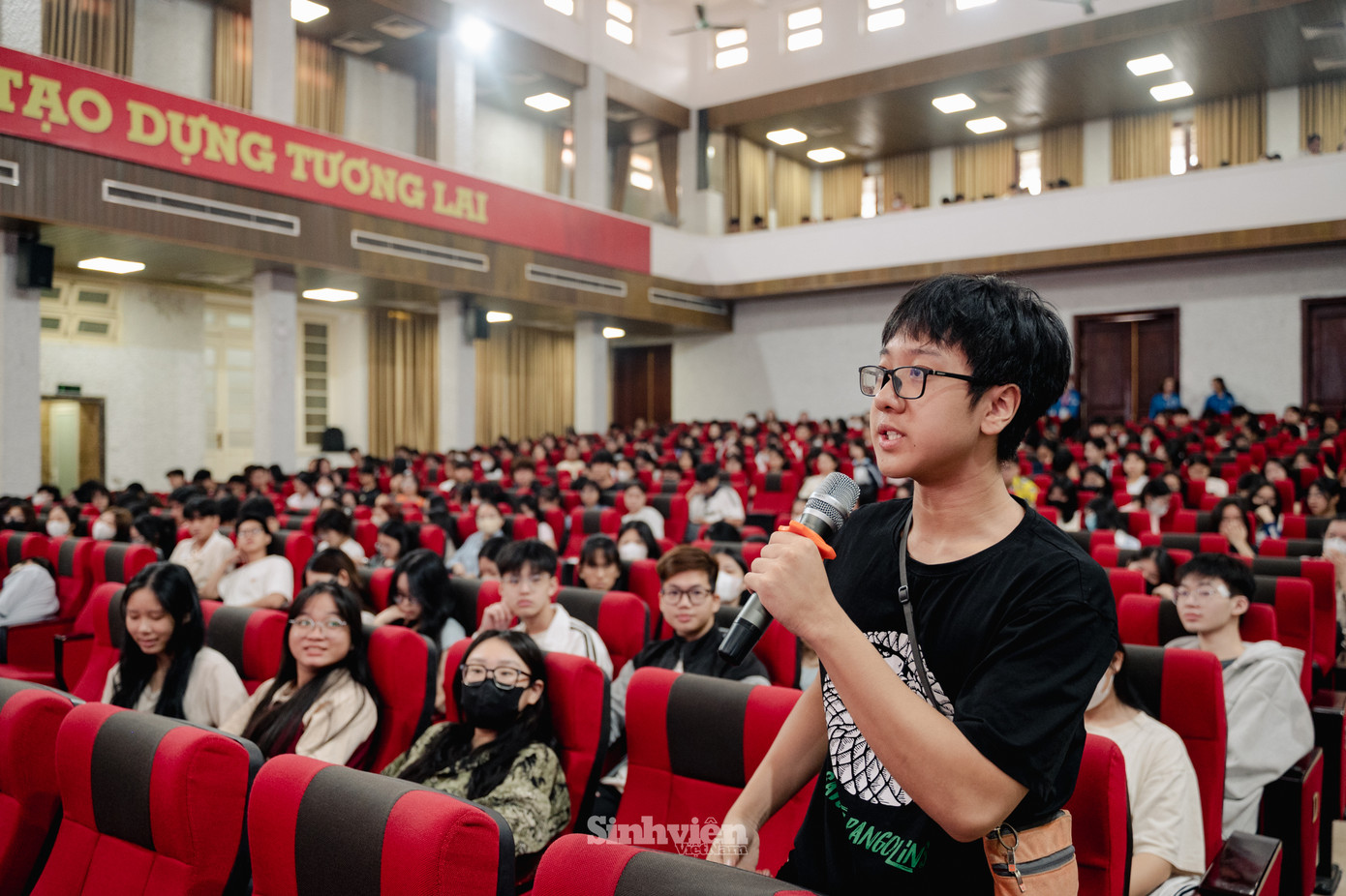 Tân sinh viên hào hứng chia sẻ, đặt câu hỏi cho các diễn giả.