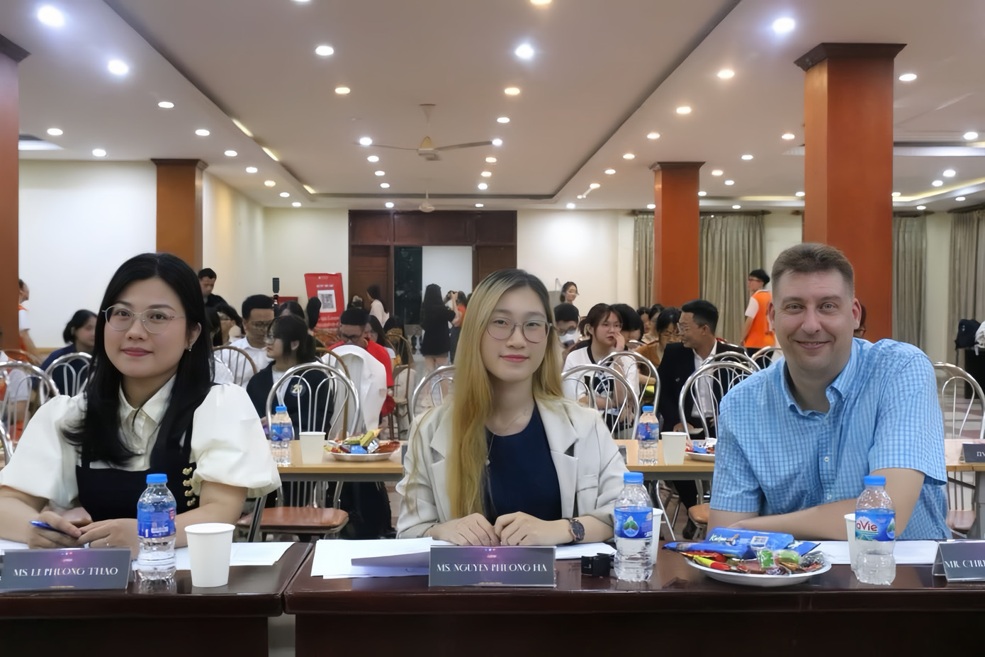 Phương Hà cùng 2 giám khảo tại cuộc thi hùng biện do CLB Hùng biện Trường Đại học Ngoại ngữ - Đại học Quốc gia Hà Nội tổ chức.