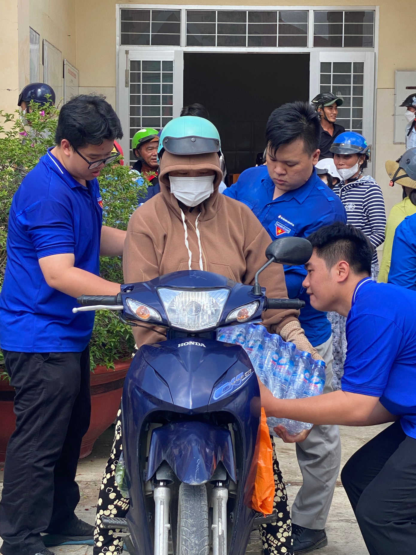 Tấn Lộc tham gia trao nước đợt hạn mặn ở miền Tây.