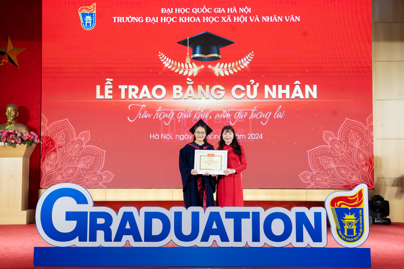 Phương Anh tốt nghiệp Đại học với thành tích xuất sắc, đạt điểm số 3.74/4 và được nhà trường trao bằng khen.