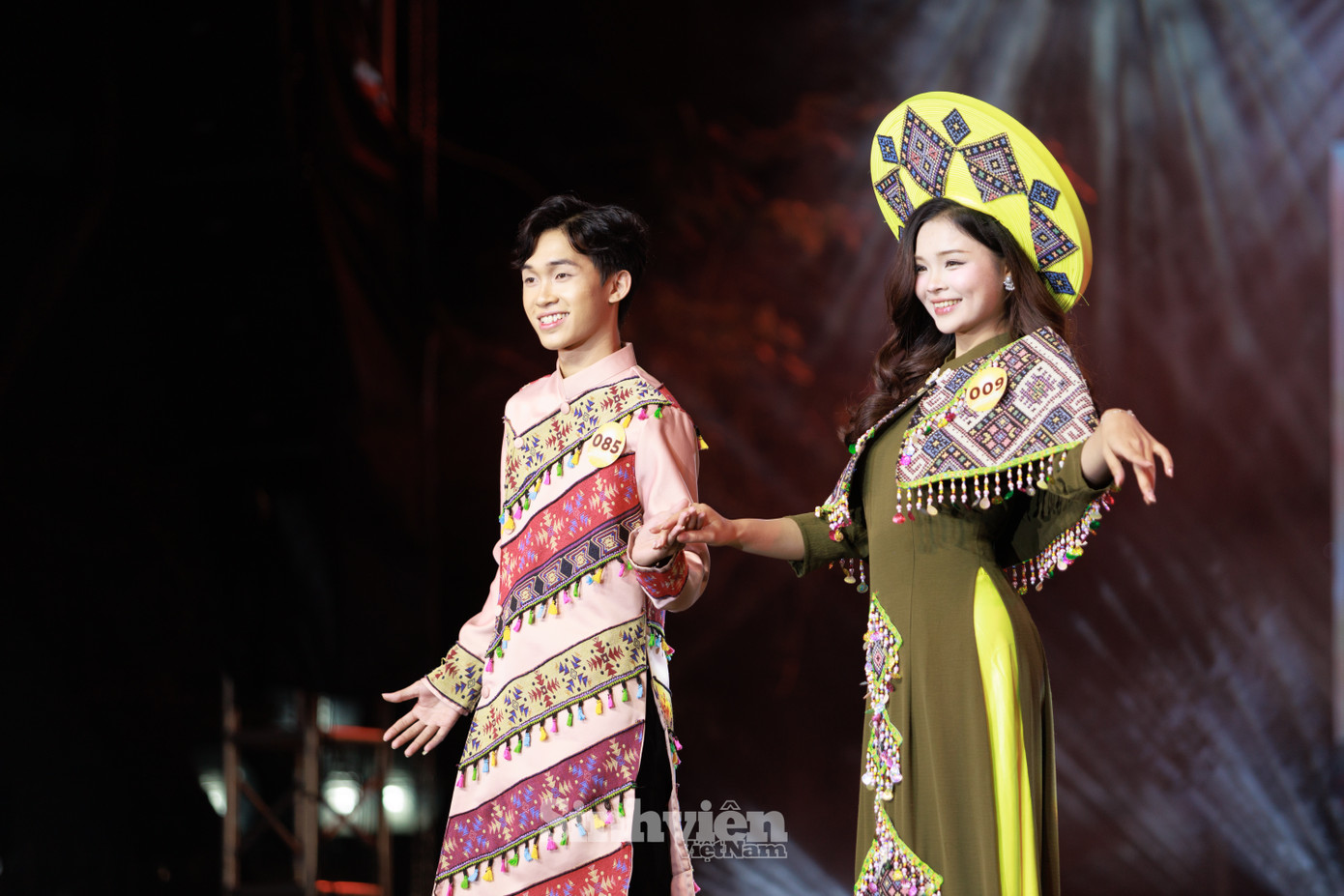 Các thí sinh top 20 rạng rỡ trong phần thi trình diễn trang phục truyền thống. Các thí sinh top 20 rạng rỡ trong phần thi trình diễn trang phục truyền thống.