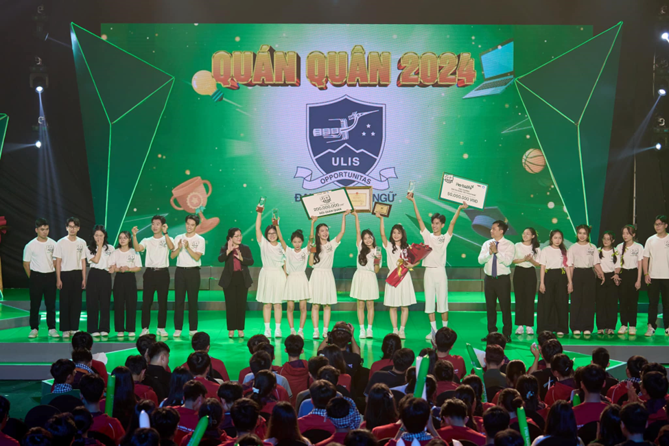 Khoảnh khắc Lan Anh cùng đội thi xuất sắc giành giải Quán quân tại Cuộc thi.