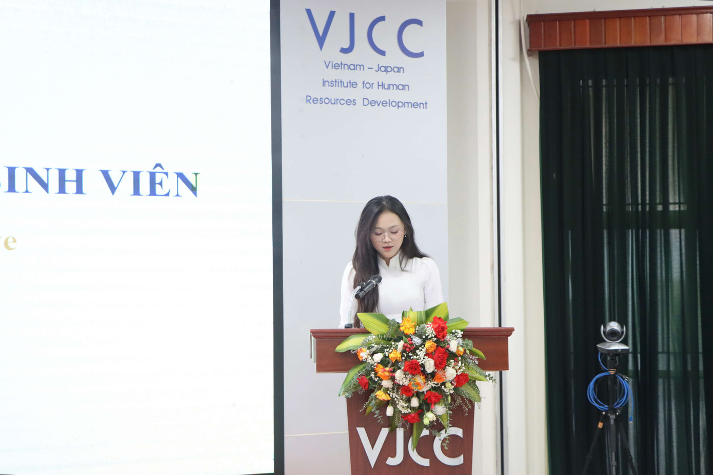 Minh Anh đại diện sinh viên phát biểu tại Sự kiện Dự án VJCC tại Trường Đại học Ngoại thương.