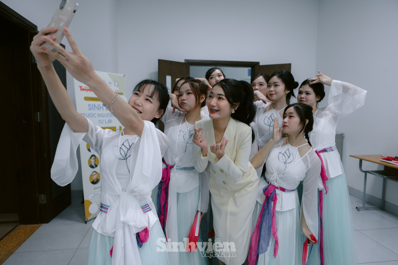 MC Vân Anh giao lưu cùng các bạn sinh viên Học viện Hành chính Quốc gia.