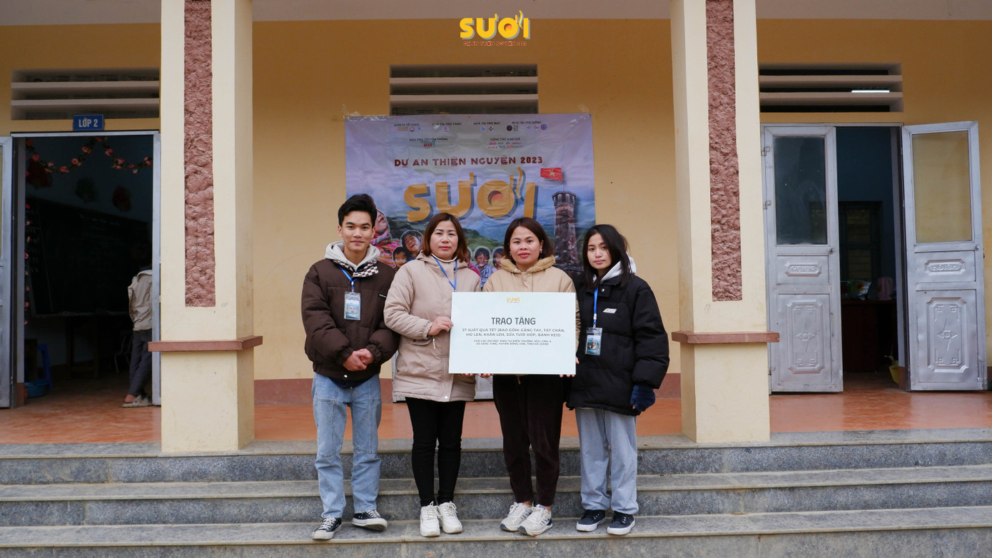 Đoàn trao hỗ trợ cho đại diện của điểm trường Séo Lủng A. Đoàn trao hỗ trợ cho đại diện của điểm trường Séo Lủng A.