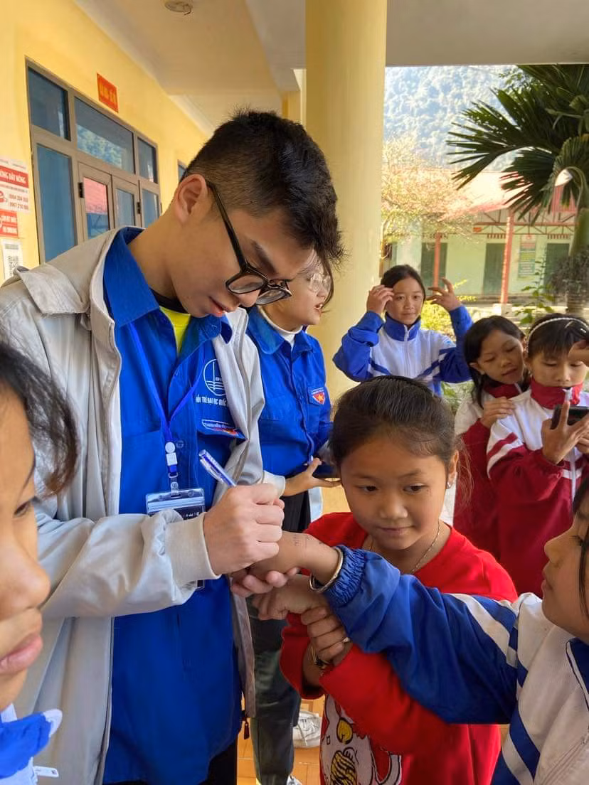 Trần Nam Anh tham gia hoạt động thiện nguyện.