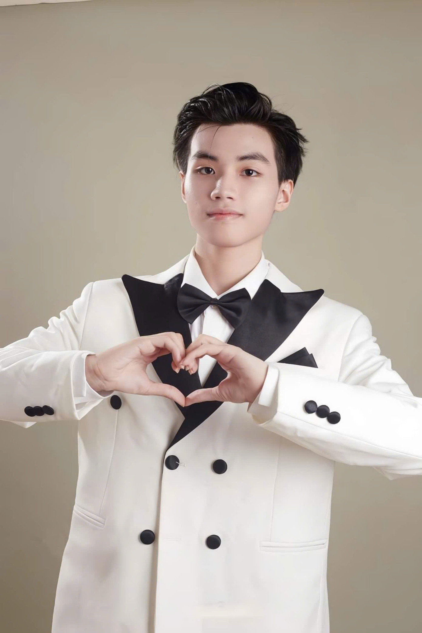 Đỗ Nam Khánh là sinh viên khóa 65 Trường Đại học Kinh tế Quốc dân. Đỗ Nam Khánh là sinh viên khóa 65 Trường Đại học Kinh tế Quốc dân.