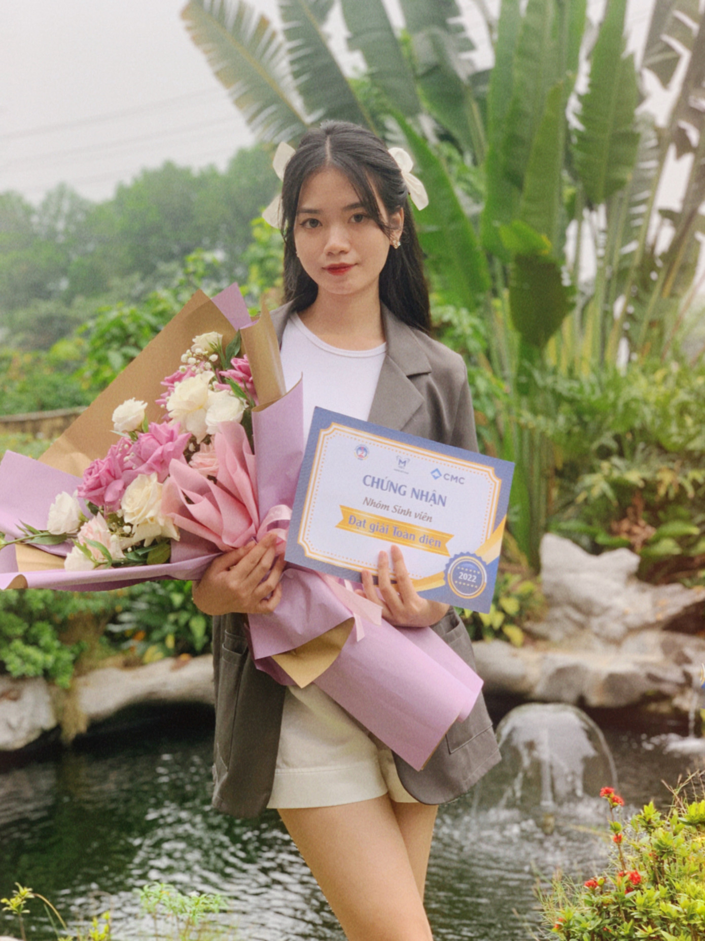 Thảo Chi được doanh nghiệp trao tặng giải thưởng dự án xuất sắc nhất. Thảo Chi được doanh nghiệp trao tặng giải thưởng dự án xuất sắc nhất.