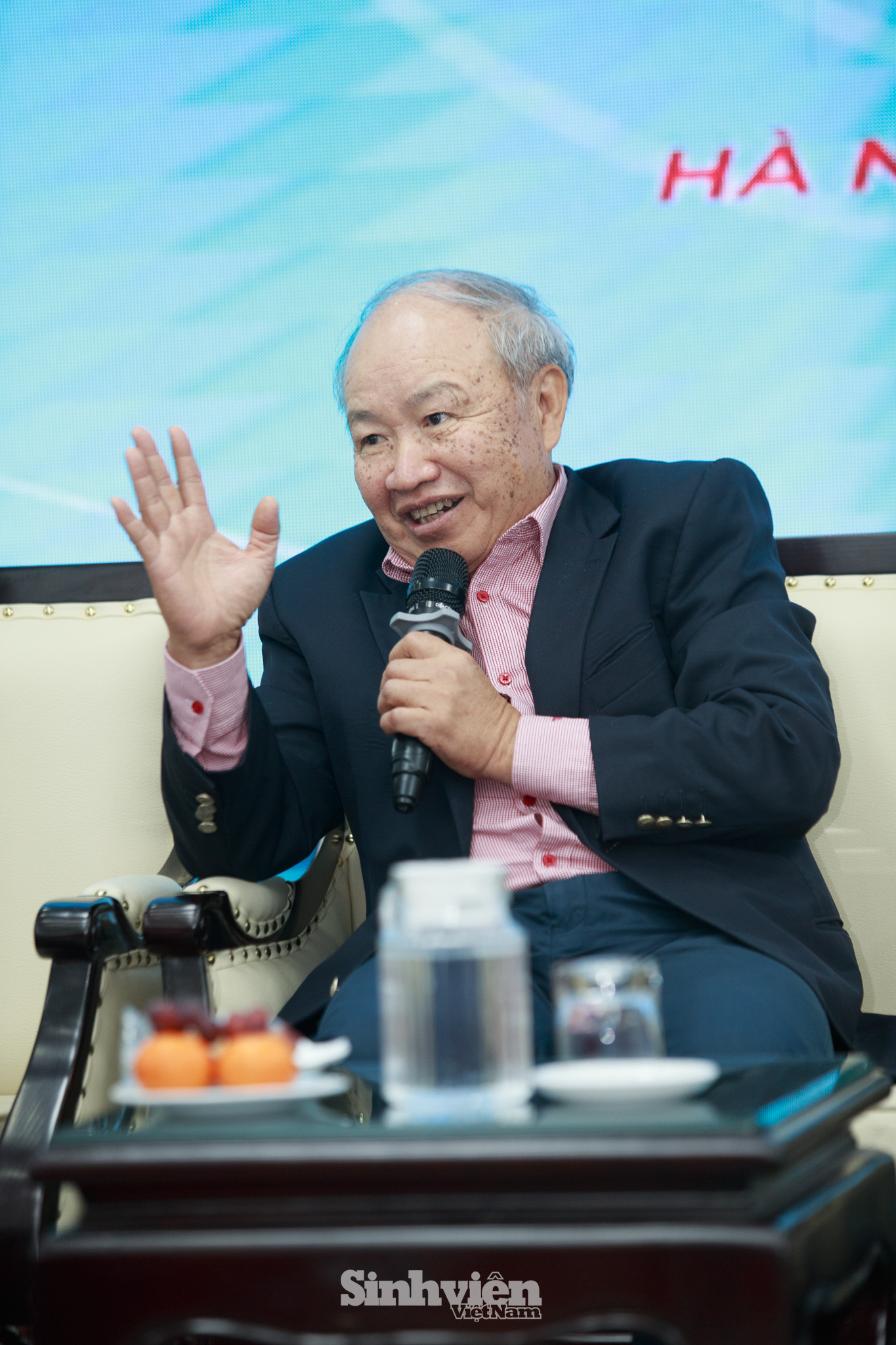 Lãnh đạo Học viện Ngoại giao qua các thời kỳ cùng nhìn lại chặng đường lịch sử của Học viện, chia sẻ về những kỷ niệm, sự thay đổi của học viện qua các thời kỳ, thảo luận về những thách thức của Học viện trong thời kỳ mới đồng thời bày tỏ những kỳ vọng vào thế hệ tương lai, phát triển và giữ vững bản sắc của Học viện Ngoại giao.