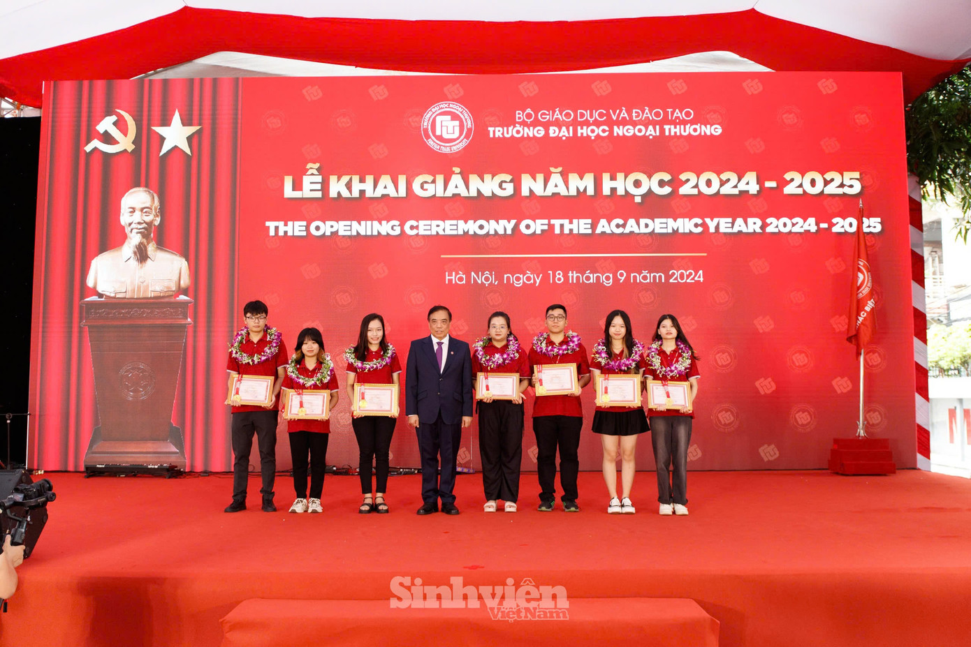 PGS.TS Bùi Anh Tuấn trao giấy khen cho các thủ khoa toàn quốc và thủ khoa toàn trường năm 2024. Hai thủ khoa toàn quốc là sinh viên Dương Thị Phương Thảo - thủ khoa khối D02, và sinh viên Hoàng Dương Nhật Anh - thủ khoa khối D06. Hai thủ khoa đều trúng tuyển ngành Kinh tế đối ngoại.