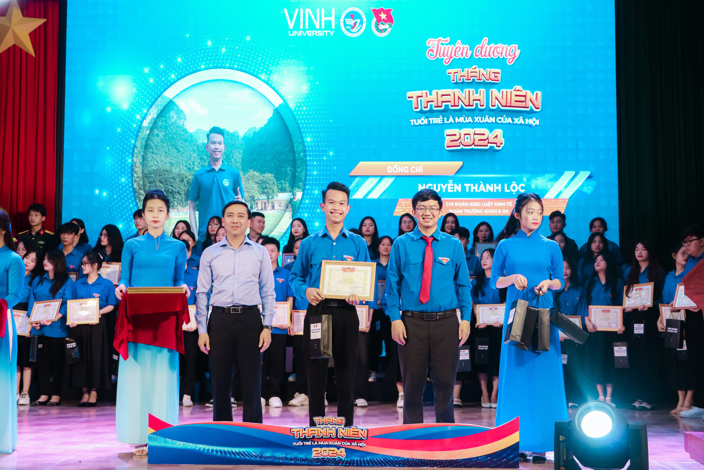 Thành Lộc nhận tuyên dương trong Tháng Thanh niên. Thành Lộc nhận tuyên dương trong Tháng Thanh niên.