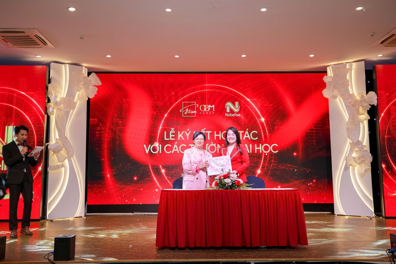 Bà Nguyễn Mến – Tổng Giám đốc GBM Group và Tiến sĩ Nguyễn Thu Thuỷ - Phó Trưởng khoa Nghệ thuật và Thiết kế, Trường Khoa học Liên ngành và Nghệ thuật – Đại học Quốc gia Hà Nội.