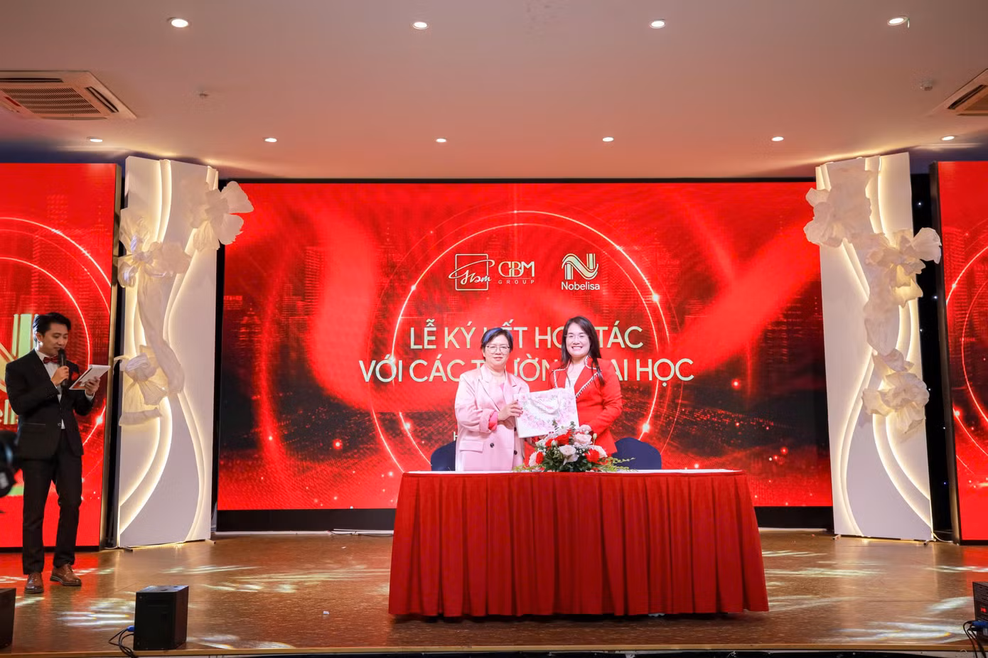 Bà Nguyễn Mến – Tổng Giám đốc GBM Group và Tiến sĩ Nguyễn Thu Thuỷ - Phó Trưởng khoa Nghệ thuật và Thiết kế, Trường Khoa học Liên ngành và Nghệ thuật – Đại học Quốc gia Hà Nội. Bà Nguyễn Mến – Tổng Giám đốc GBM Group và Tiến sĩ Nguyễn Thu Thuỷ - Phó Trưởng khoa Nghệ thuật và Thiết kế, Trường Khoa học Liên ngành và Nghệ thuật – Đại học Quốc gia Hà Nội.