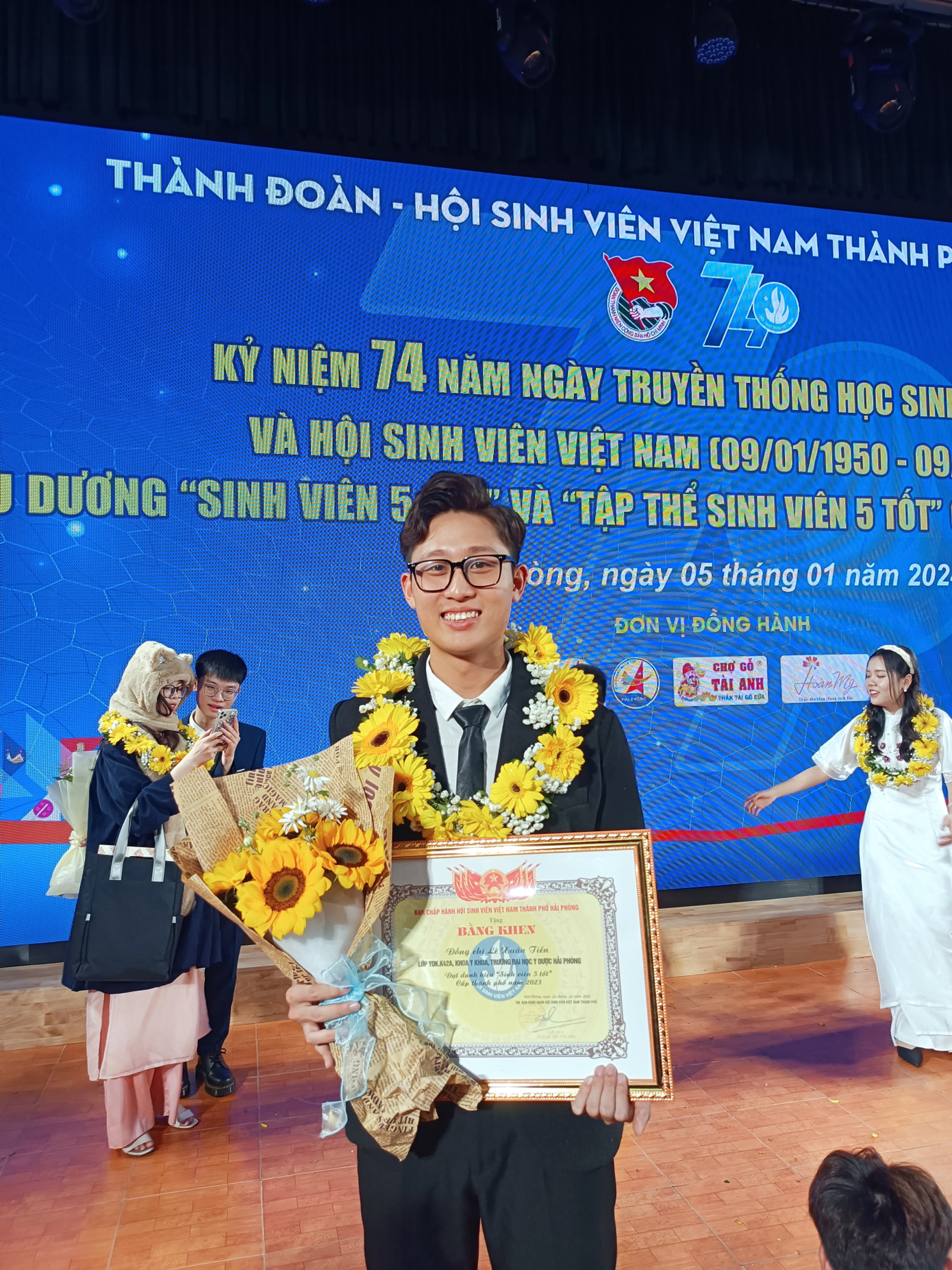 Xuân Tiến vinh dự nhận danh hiệu Sinh viên 5 tốt cấp thành phố. Xuân Tiến vinh dự nhận danh hiệu Sinh viên 5 tốt cấp thành phố.